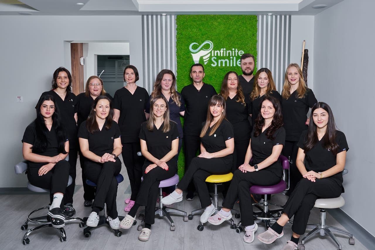 Il team di medici Infinite Smile, nella clinica di Sibiu