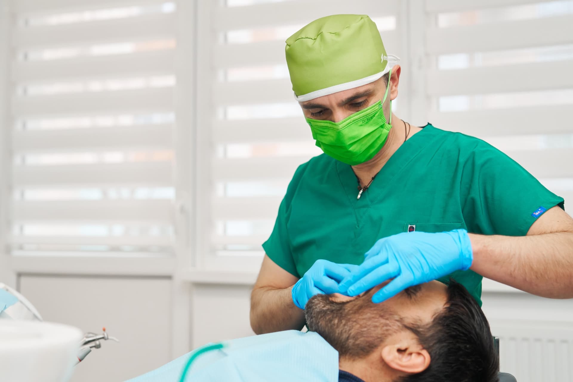Examinare stomatologică pentru depistarea cariilor la Infinite Smile Sibiu