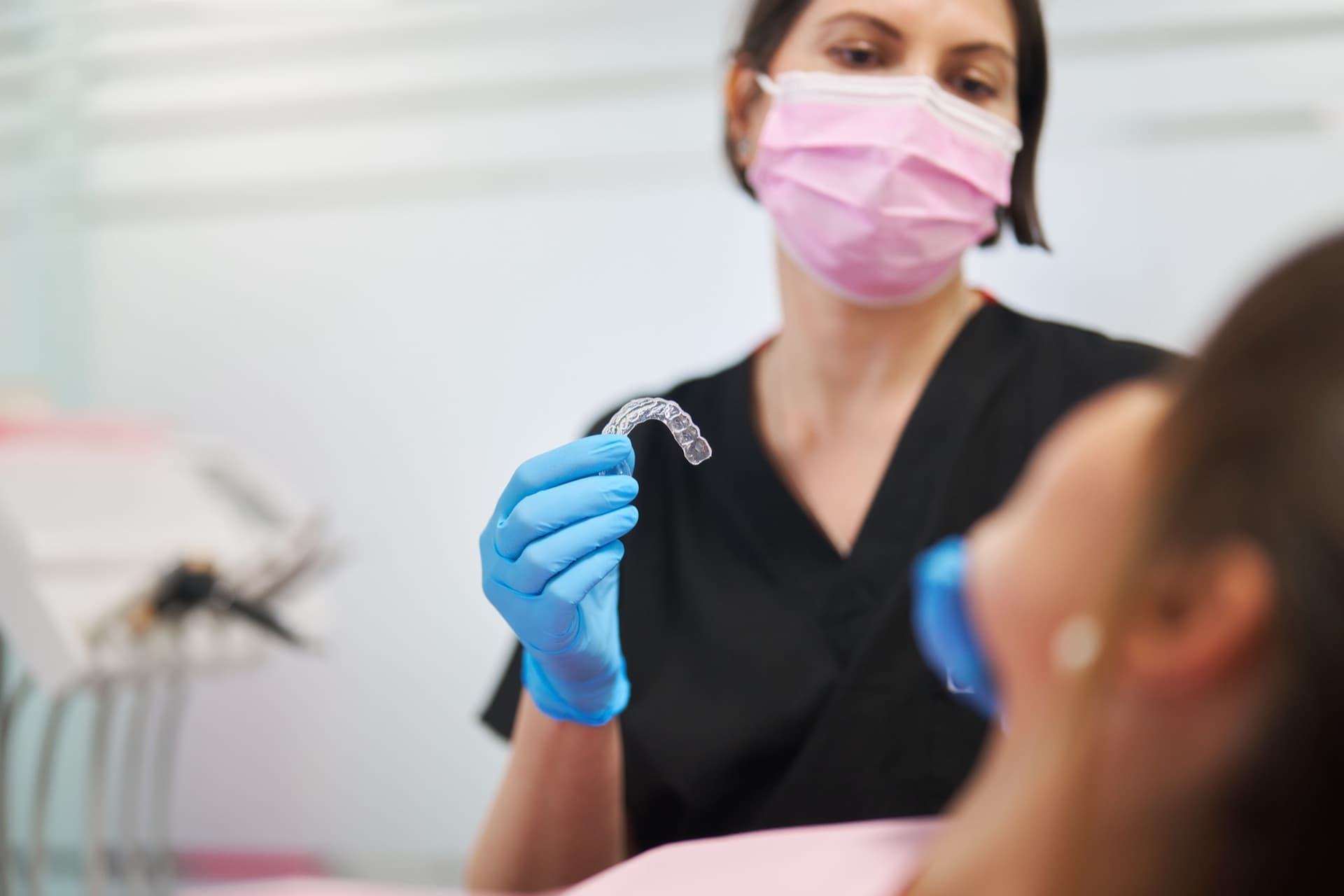 Lächeln mit geraden Zähnen nach kieferorthopädischer Behandlung