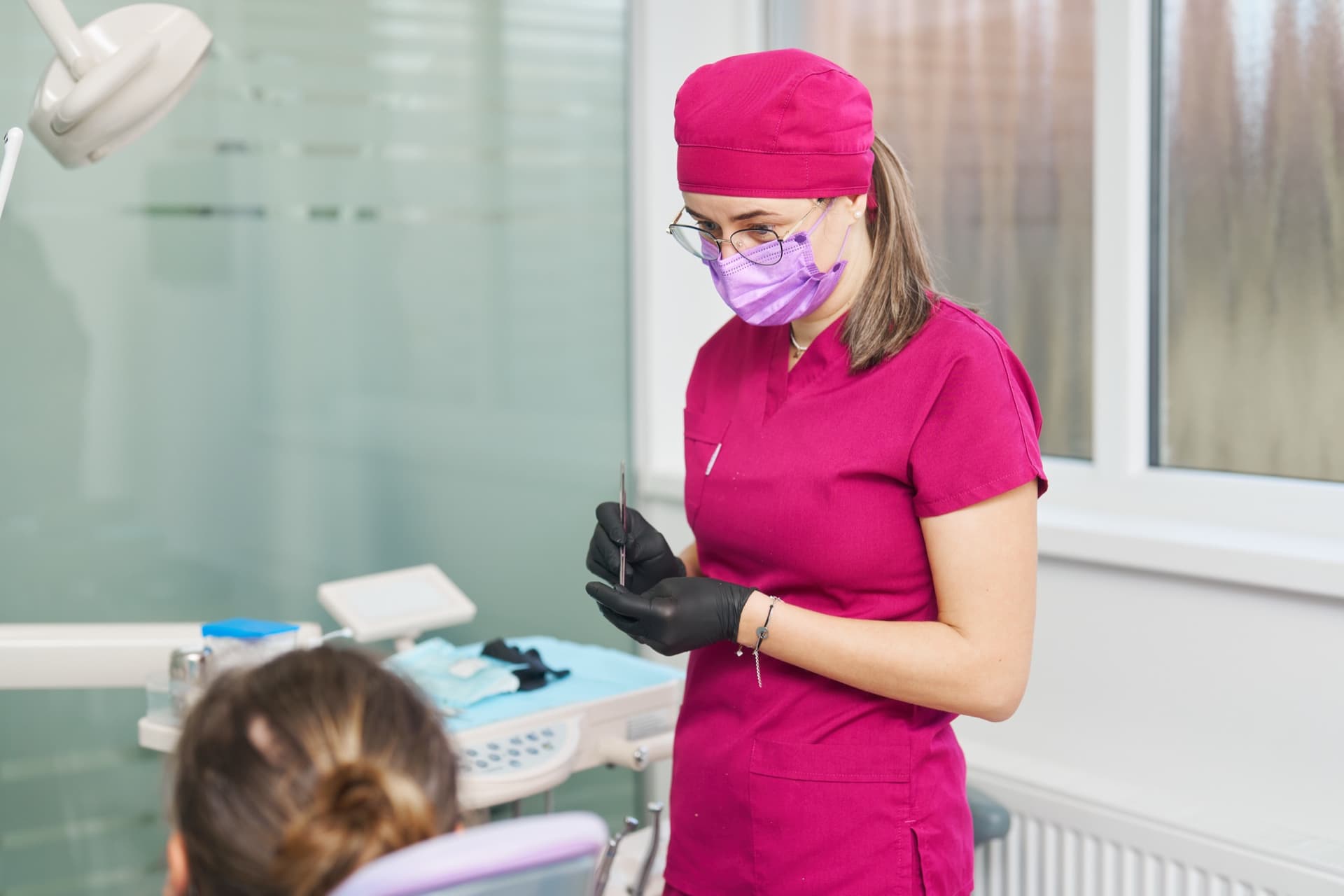Copil la consultație stomatologică, pedodonție la Infinite Smile Sibiu