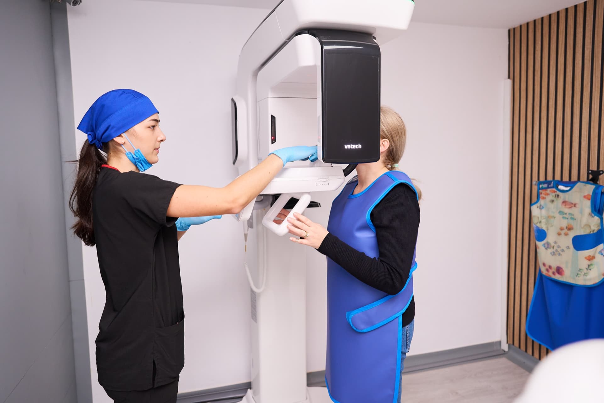 Panoramaröntgenbild wird bei Infinite Smile Sibiu am Bildschirm ausgewertet
