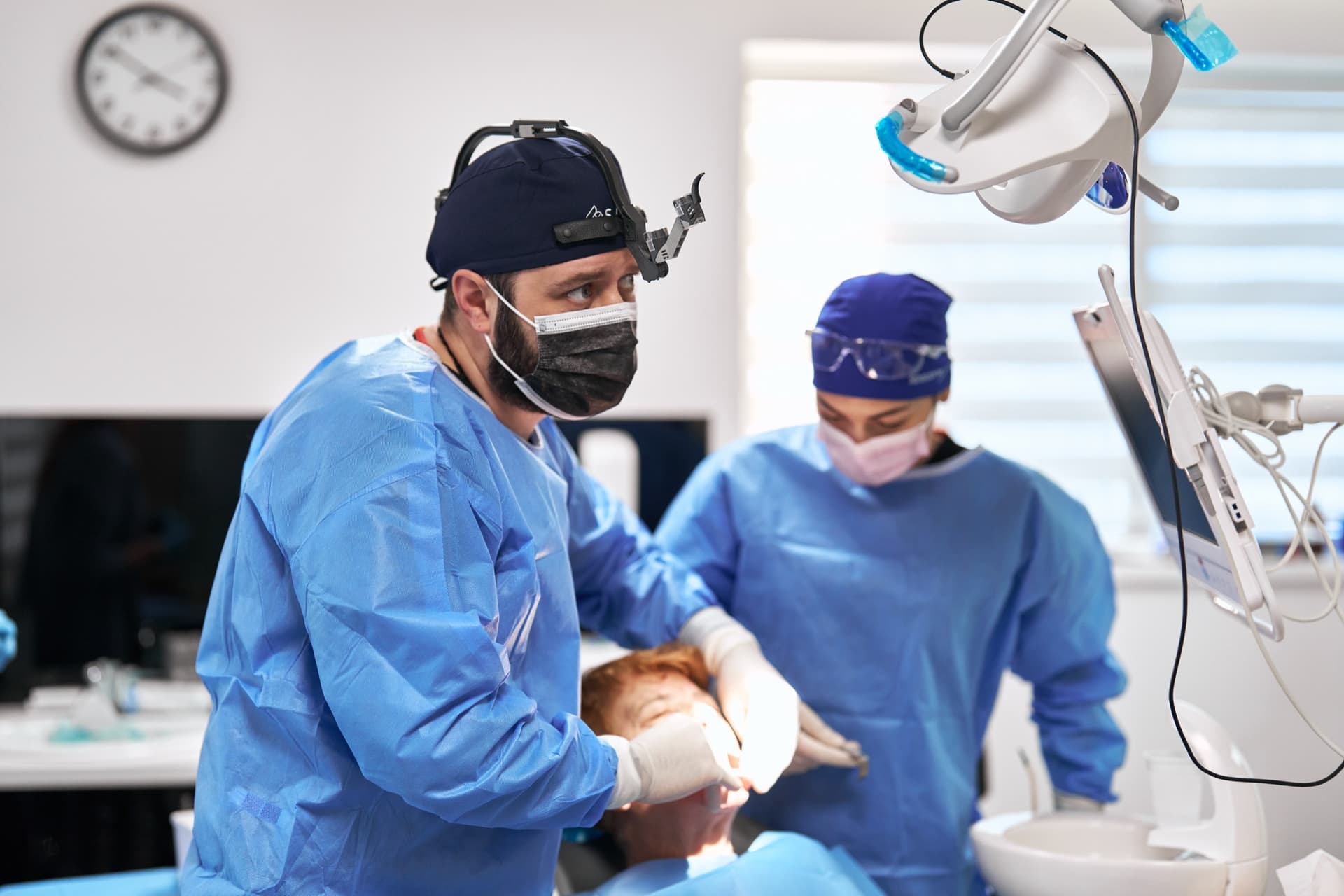 Radiografie panoramică analizată înaintea unei intervenții de chirurgie dento-alveolară